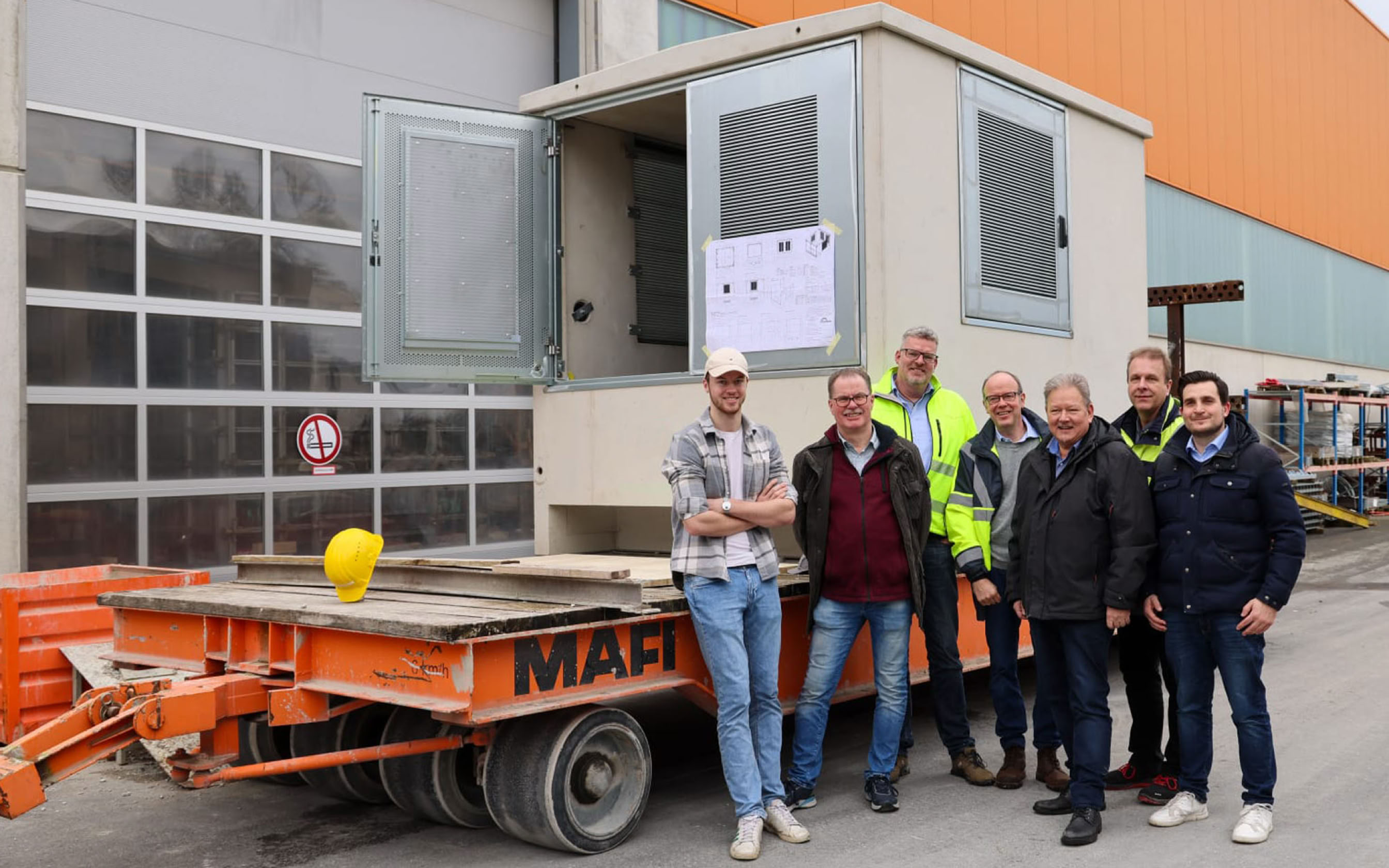 Die erste von Eudur Energie-Infrastruktur gefertigte Kompaktstation mit dem Team